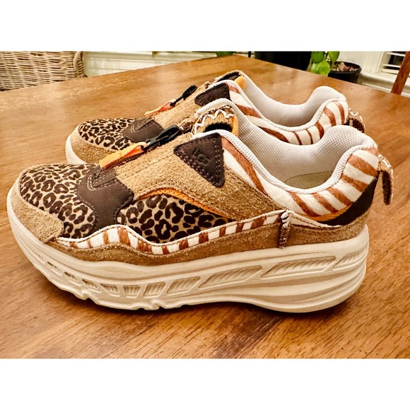 UGG Shoes - Rare EUC Ugg Wild Thang Ca805 Zip Sneakers, Size 7